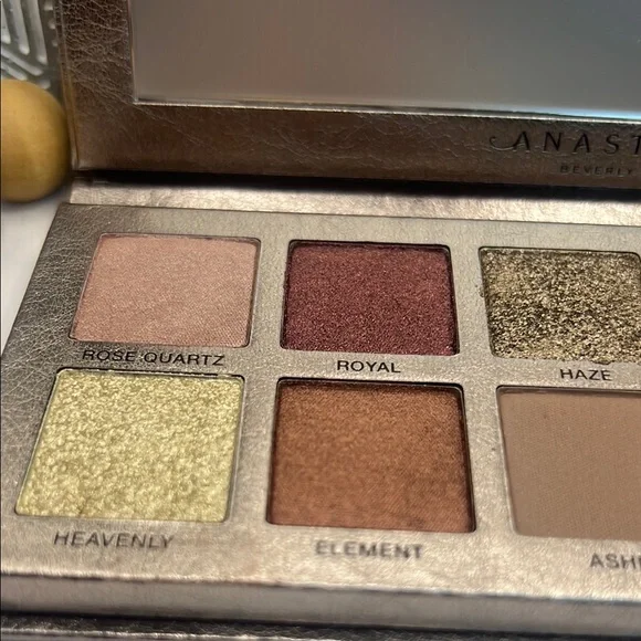 Anastasia Beverly Hills Rose Metals Eyeshadow Palette - Picture 4 of 13